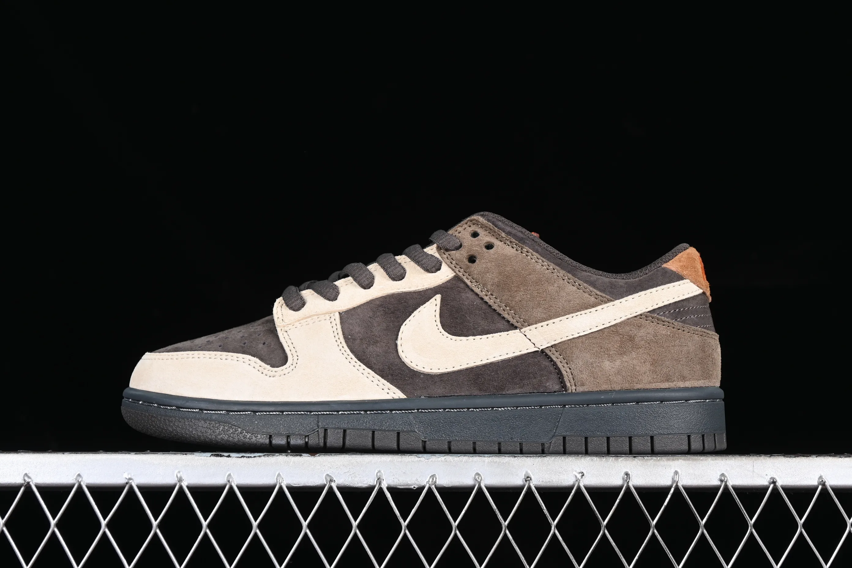 All categories Nk SB Dunk Series Nk SB Dunk Low High-end customized low-top sneakers Otomo Katsuhiro x Nk SB Dunk Low "Steamboy OST" Creative customization collaboration Otomo Katsuhiro co-branded Suede Gray Brown Bear SB low-top sports casual sneakers UK2320-189
